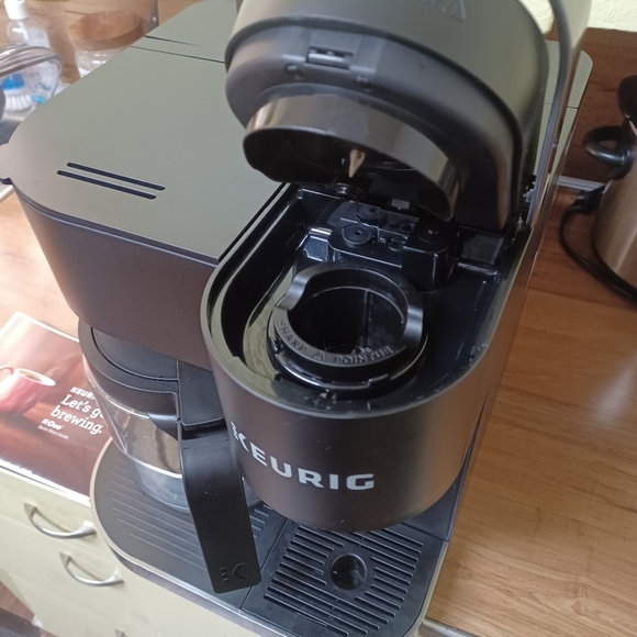 KEURIG coffee maker with carafe and K-pod double feature(Last one) - Picture 5 of 9